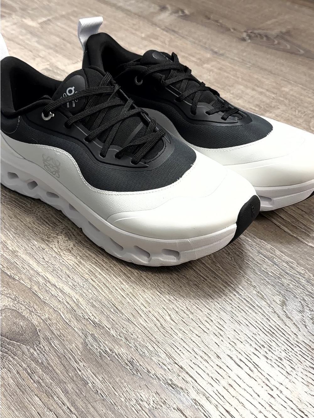 On Loewe Cloudilt Men's Black & White Athletic Sneakers 10.5 - Picture 5 of 8